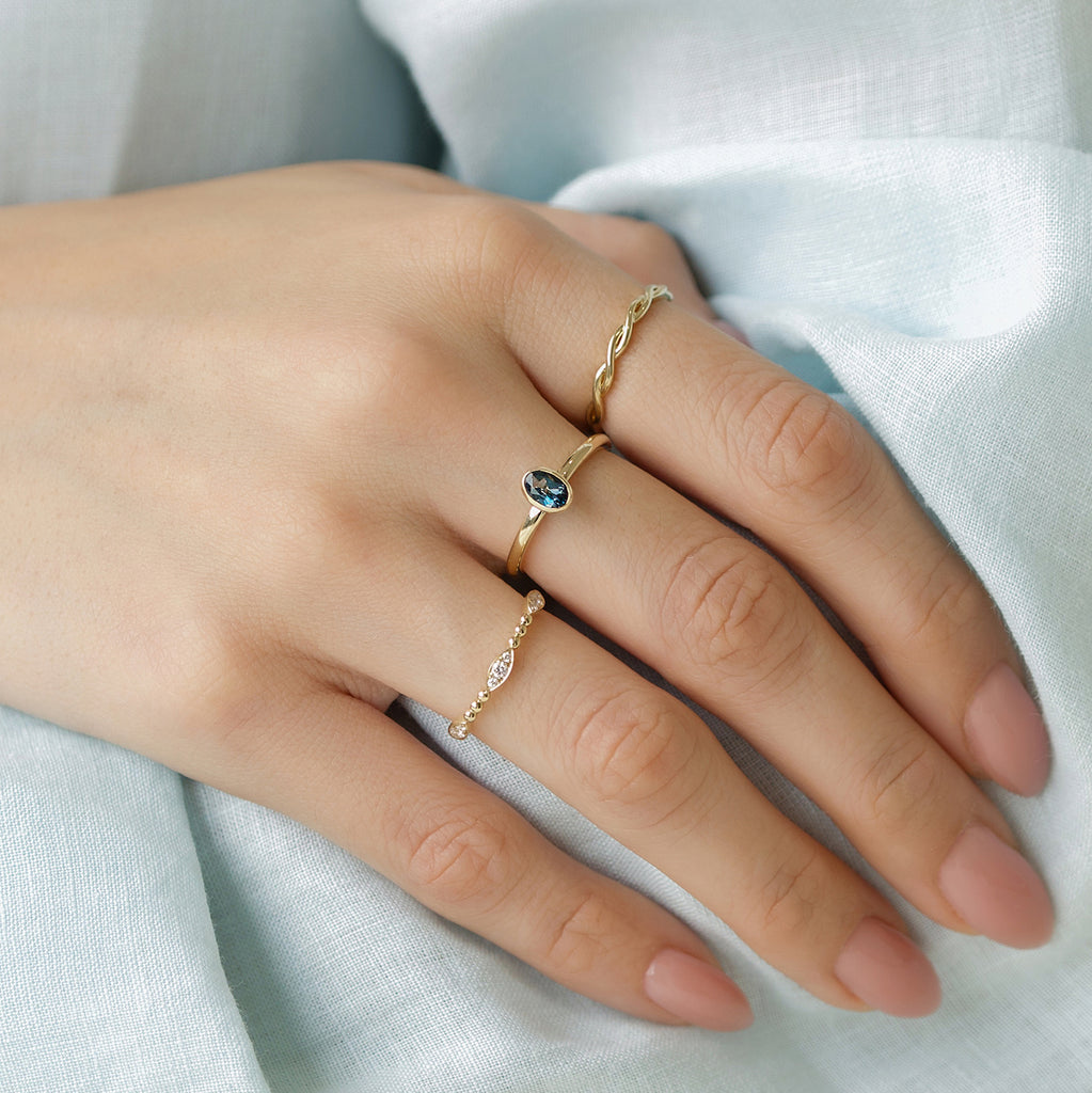 Anillo Birthstone Orion Oro Amarillo 14K y Piedras Naturales.