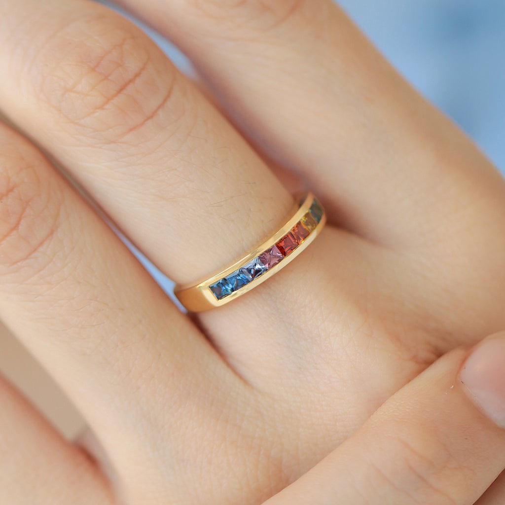 Anillo Prismelia Oro Amarillo 18K con Zafiros.