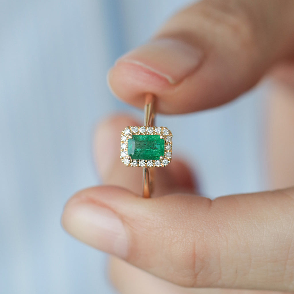 Anillo Royal Oro 14K con Esmeralda y Diamantes.