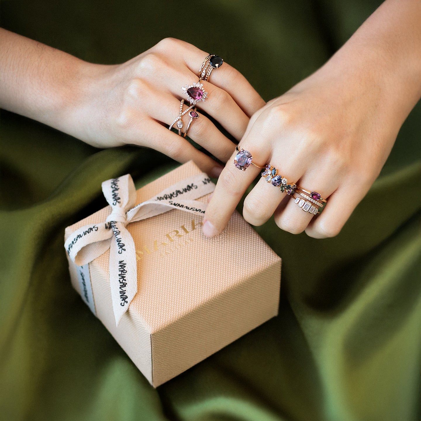 Anillo Eclipse Orchid-3.jpg__PID:53867016-6e37-4a34-bc5e-2f47e87b004f