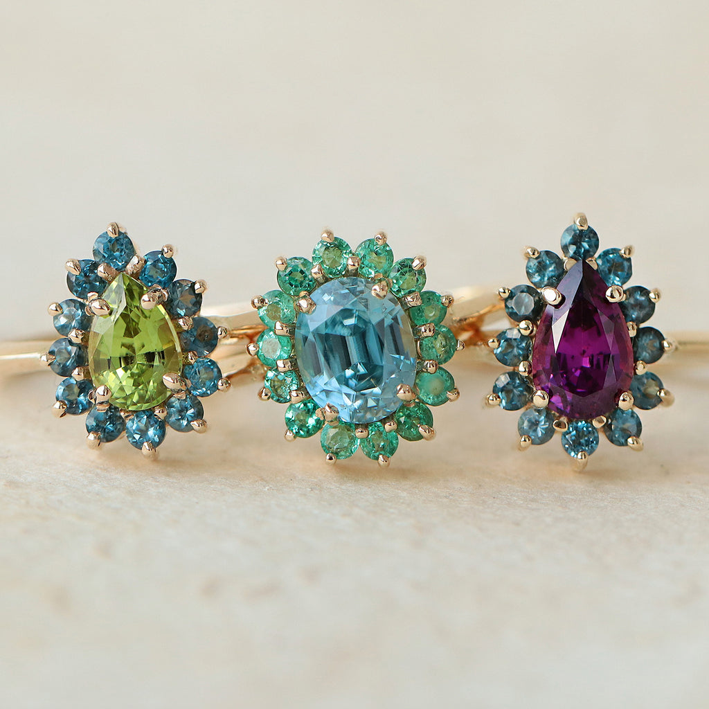 Anillo Dalia Oro Amarillo 14K con Zircón y Esmeraldas.