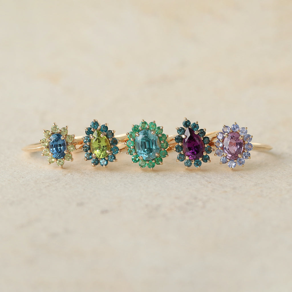 Anillo Dalia Oro Amarillo 14K con Zircón y Esmeraldas.