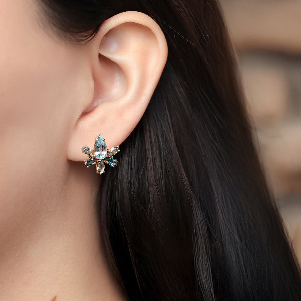 Aretes Botanical Tulip Blue Oro Amarillo 14K con Aquamarinas, Topacios London Blue y Diamantes.