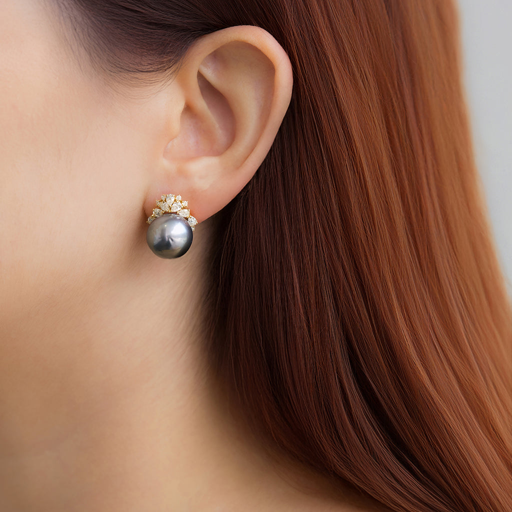 Aretes Camelia Oro Amarillo 18K Perlas y Diamantes.