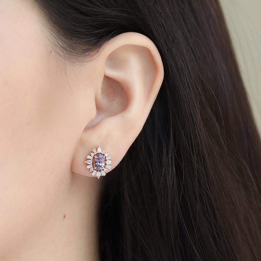 Aretes Charlotte Oro Amarillo 14K con Espinelas Moradas Oval y Diamantes.