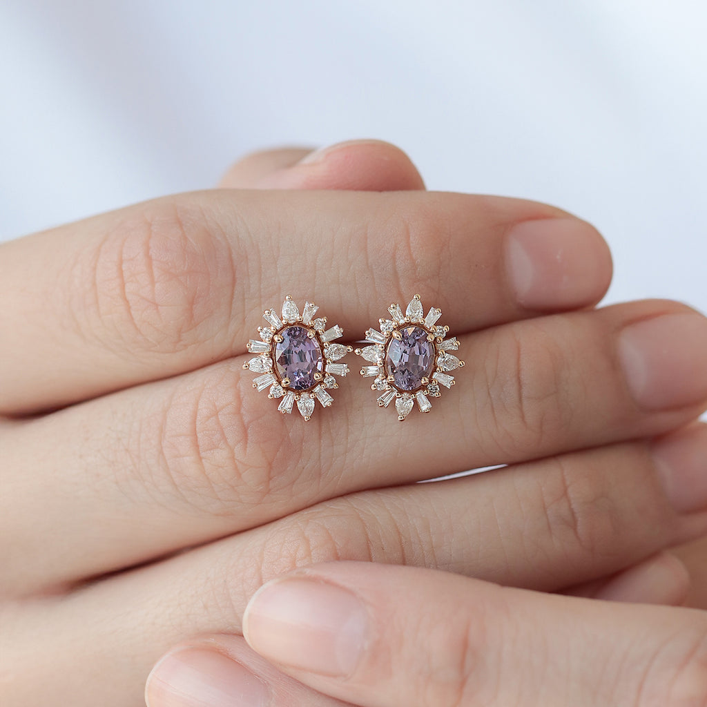 Aretes Charlotte Oro Amarillo 14K con Espinelas Moradas Oval y Diamantes.
