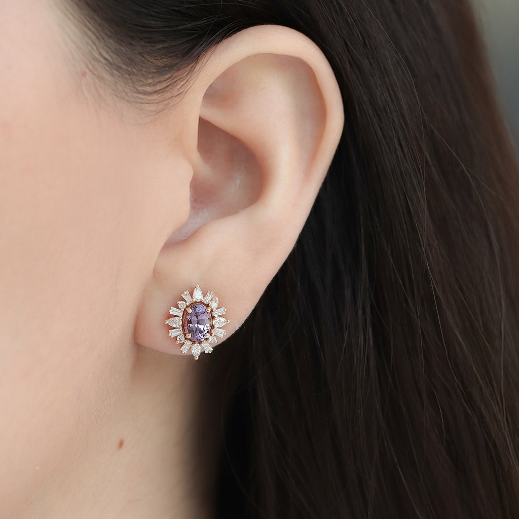 Aretes Charlotte Oro Amarillo 14K con Espinelas Moradas Oval y Diamantes.