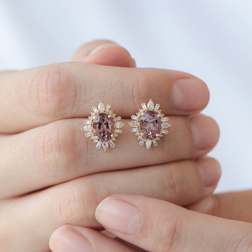 Aretes Charlotte Oro Amarillo 14K con Granates Malaya Oval y Diamantes.