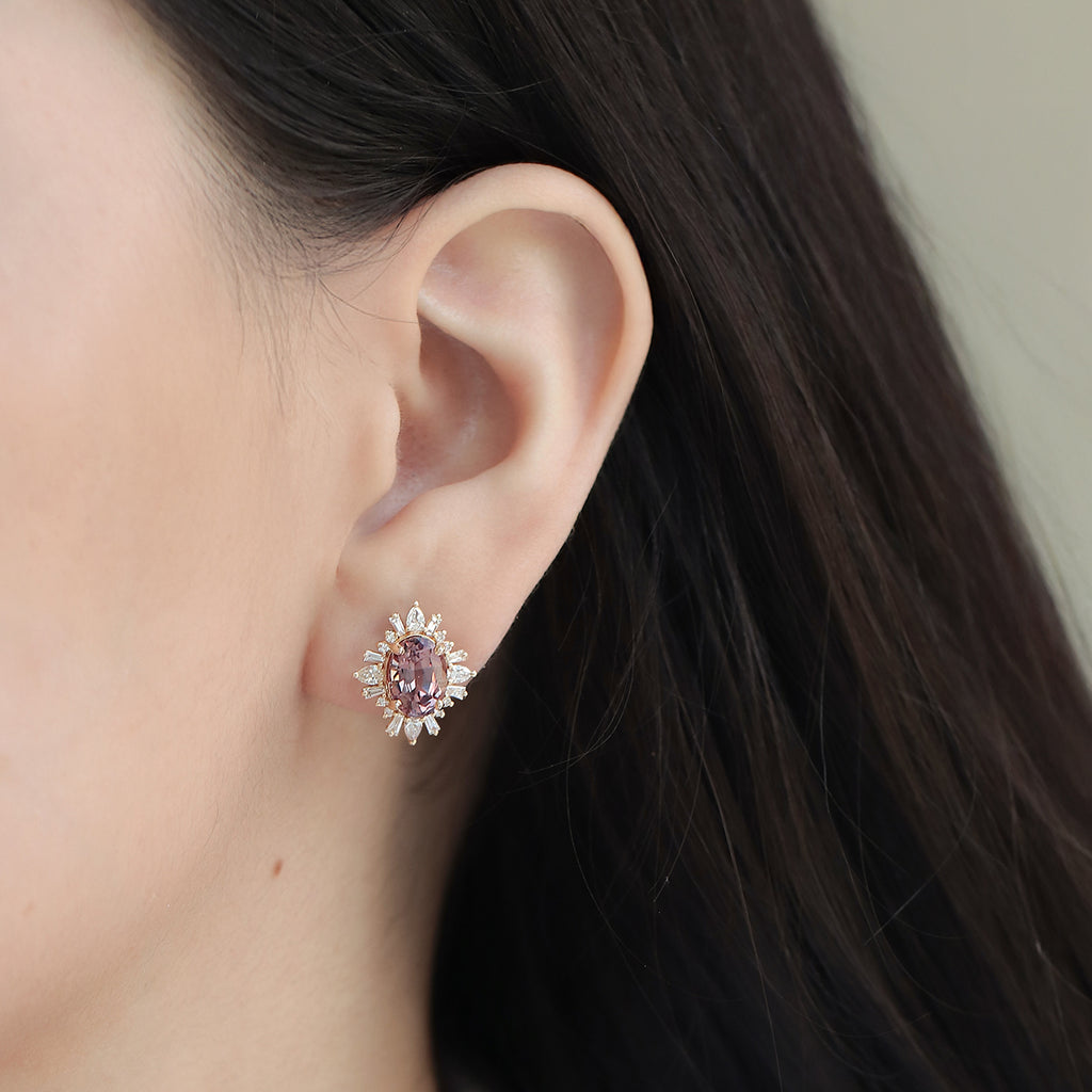 Aretes Charlotte Oro Amarillo 14K con Granates Malaya Oval y Diamantes.