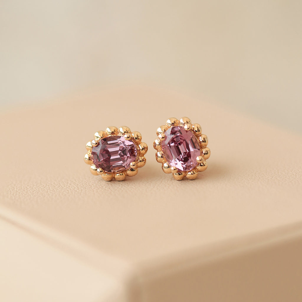Aretes Elysa Oro Amarillo 14K con Granates Malaya Oval.