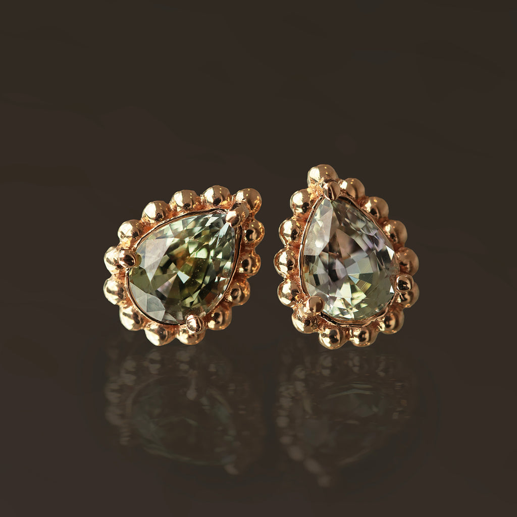 Aretes Elysa Oro Amarillo 14K con Tanzanitas Unheated.