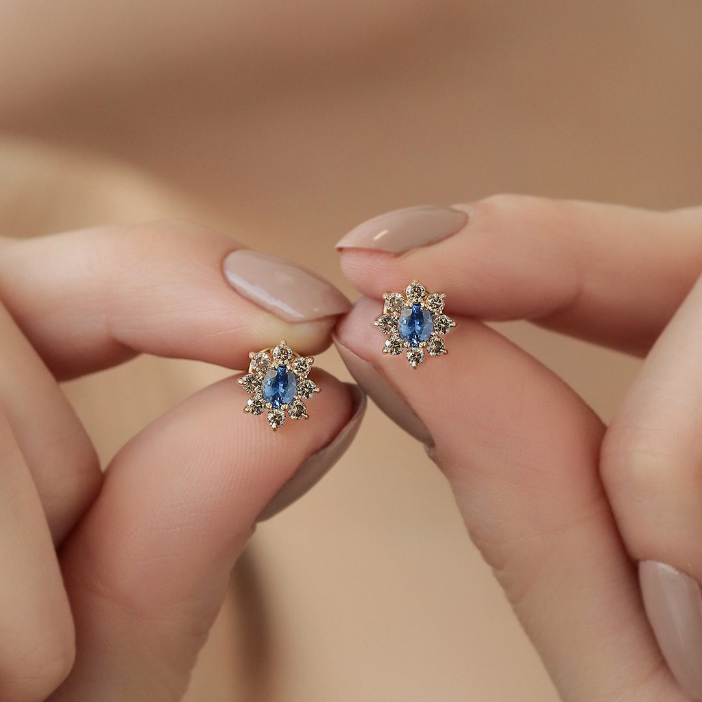 Aretes Imperial Oro Amarillo 14K con Zafiro Azul Oval y Diamantes.