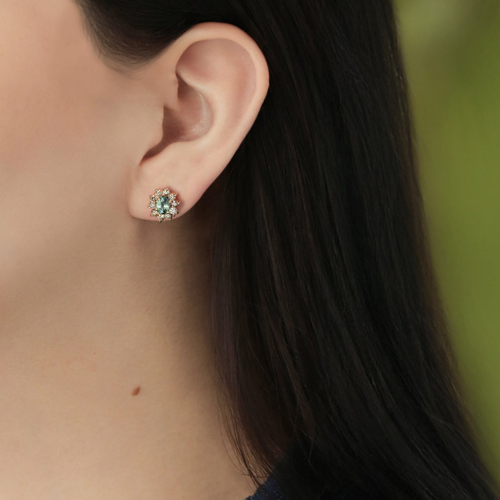 Aretes Imperial Oro Amarillo 14K con Zafiro Verde Oval y Diamantes.