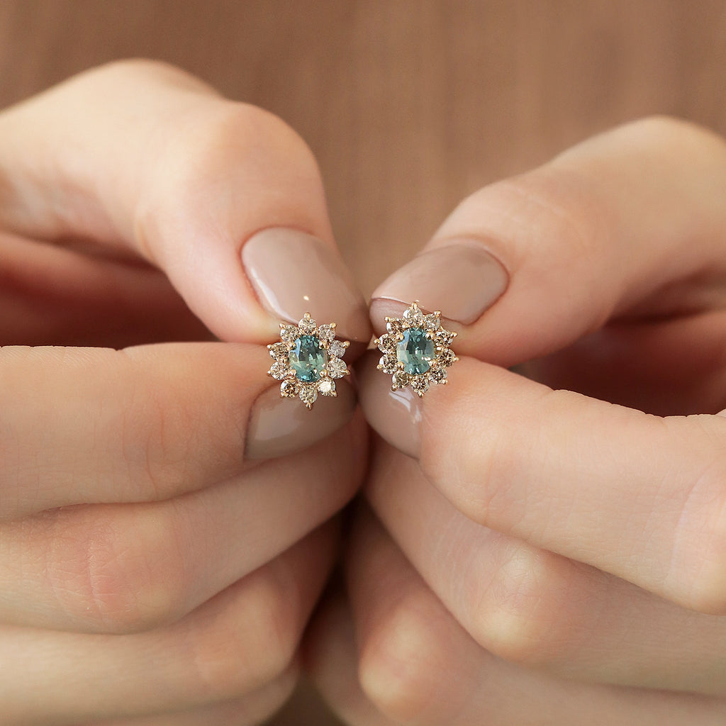 Aretes Imperial Oro Amarillo 14K con Zafiro Verde Oval y Diamantes.