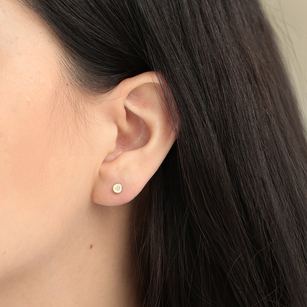 Aretes Nest Flat Oro Amarillo 18K con Zirconias.