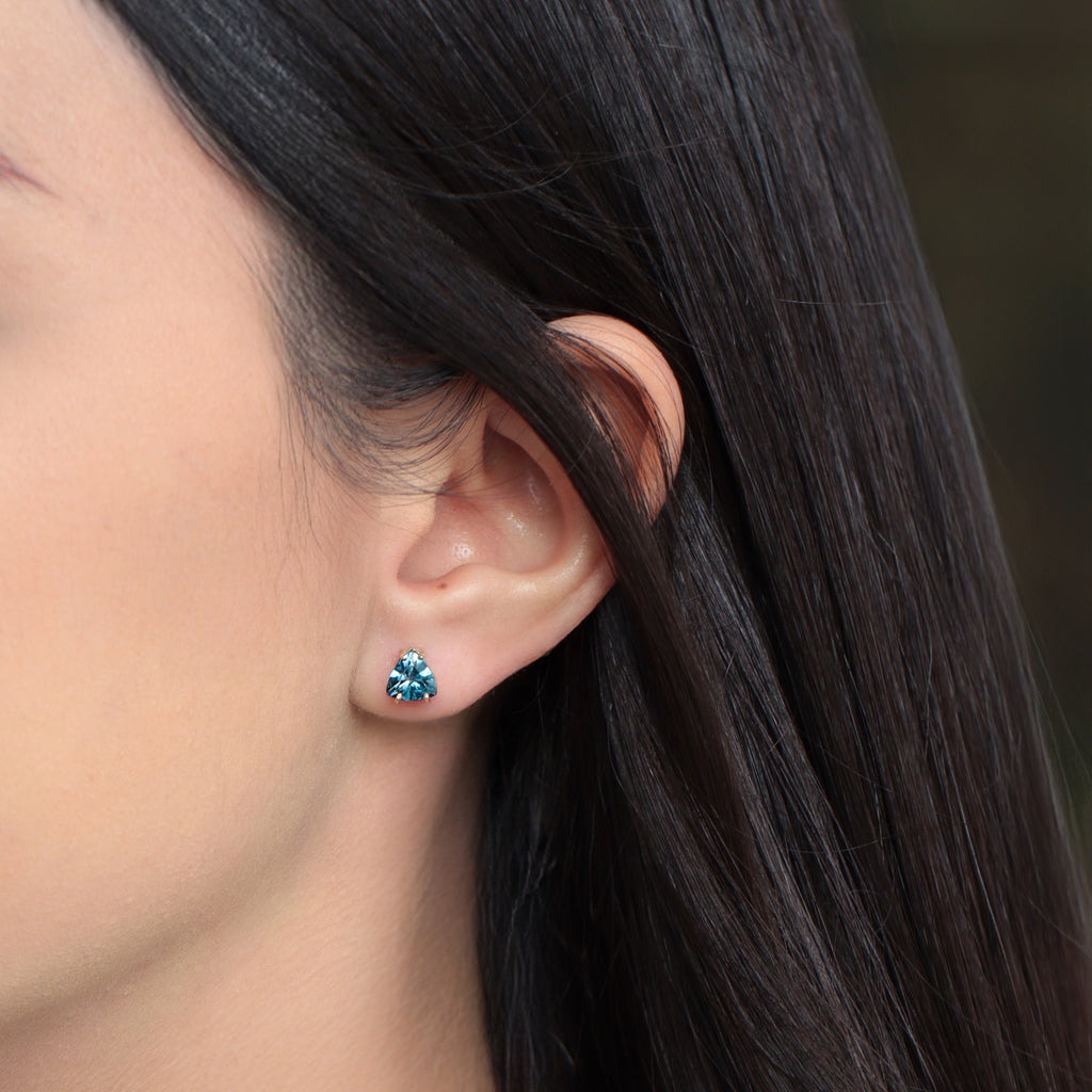 Aretes Orbit Oro Amarillo 14K con Topacios London Blue Trillón.
