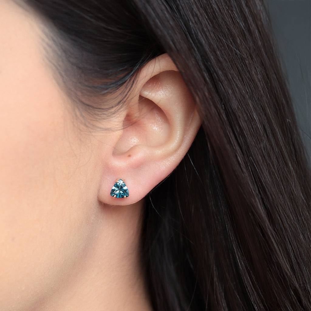 Aretes Orbit Oro Amarillo 14K con Topacios London Blue Trillón.