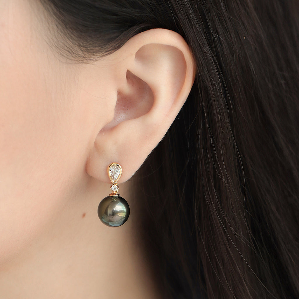 Aretes Satin Oro Amarillo 18K con Perlas Tahitianas y Diamantes.