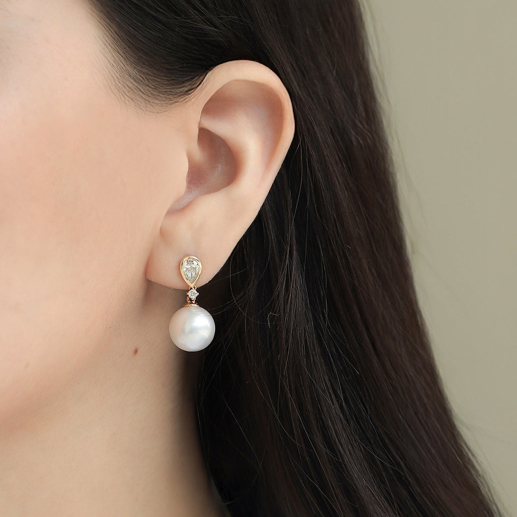 Aretes Satin Oro Amarillo 18K con Perlas y Diamantes.