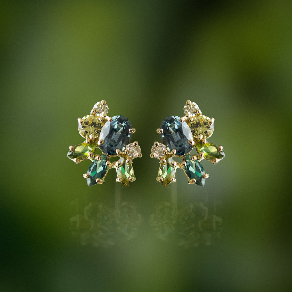 Aretes Botanical Tulip Green Oro Amarillo 14K con Tanzanitas, Turmalinas, Zafiros y Diamantes Champagne.
