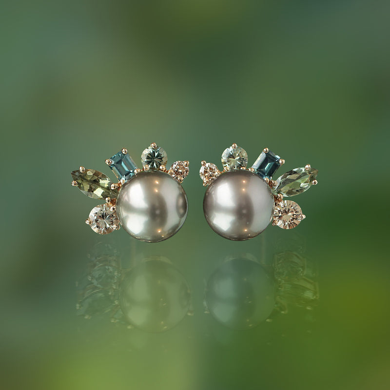 Aretes Pearl Peacoack Oro Amarillo 14K con Perlas, Zafiros, Turmalinas y Diamantes.