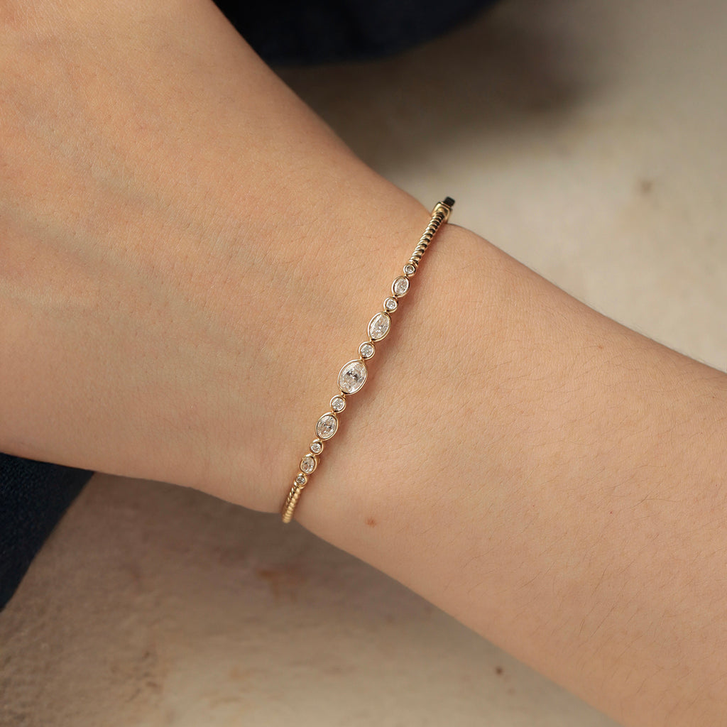Brazalete Orion Oval Oro Amarillo 14K con Diamantes.