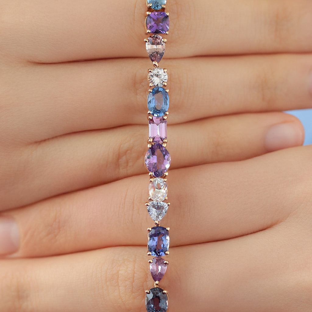 Brazalete Berry Oro Amarillo 14K con Granates, Zafiros, Amatistas, Tanzanitas y Moonstones.