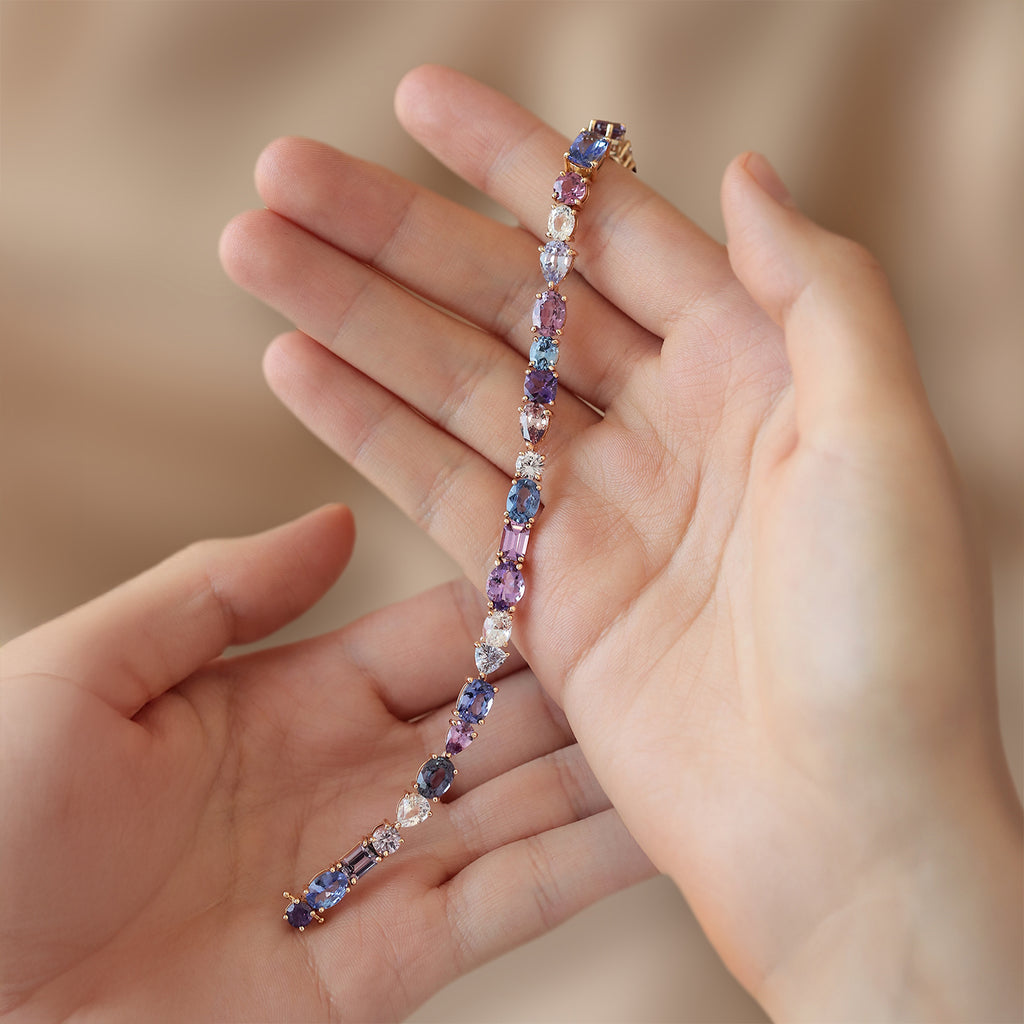 Brazalete Berry Oro Amarillo 14K con Granates, Zafiros, Amatistas, Tanzanitas y Moonstones.