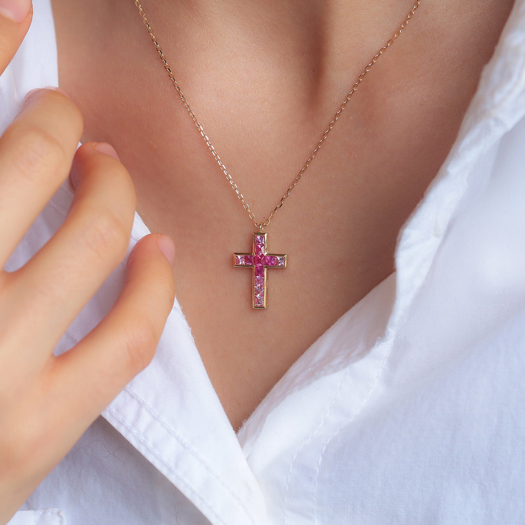 Cadena Pink Cross Oro Amarillo 18K con Zafiros y Diamantes.