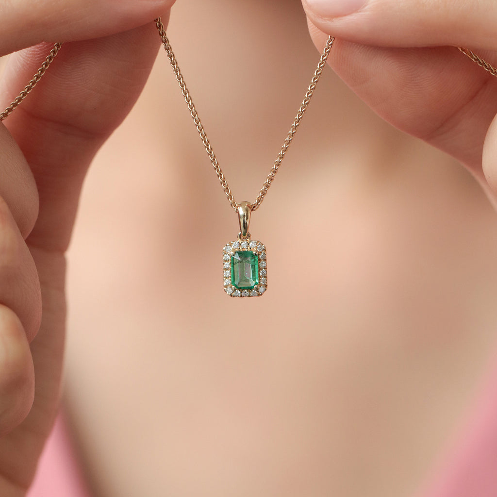 Dije Royal Oro 14K con Esmeralda y Diamantes.
