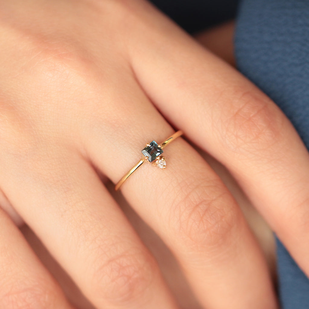 Anillo Lucía Zafiro de Madagascar Oro Amarillo 14K con Zafiro y Diamante.